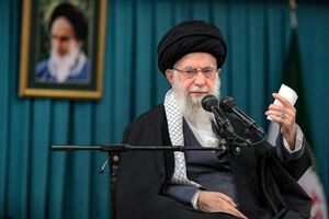فیلم/ حضور رهبر انقلاب در مراسم عزاداری در حسینیه امام خمینی